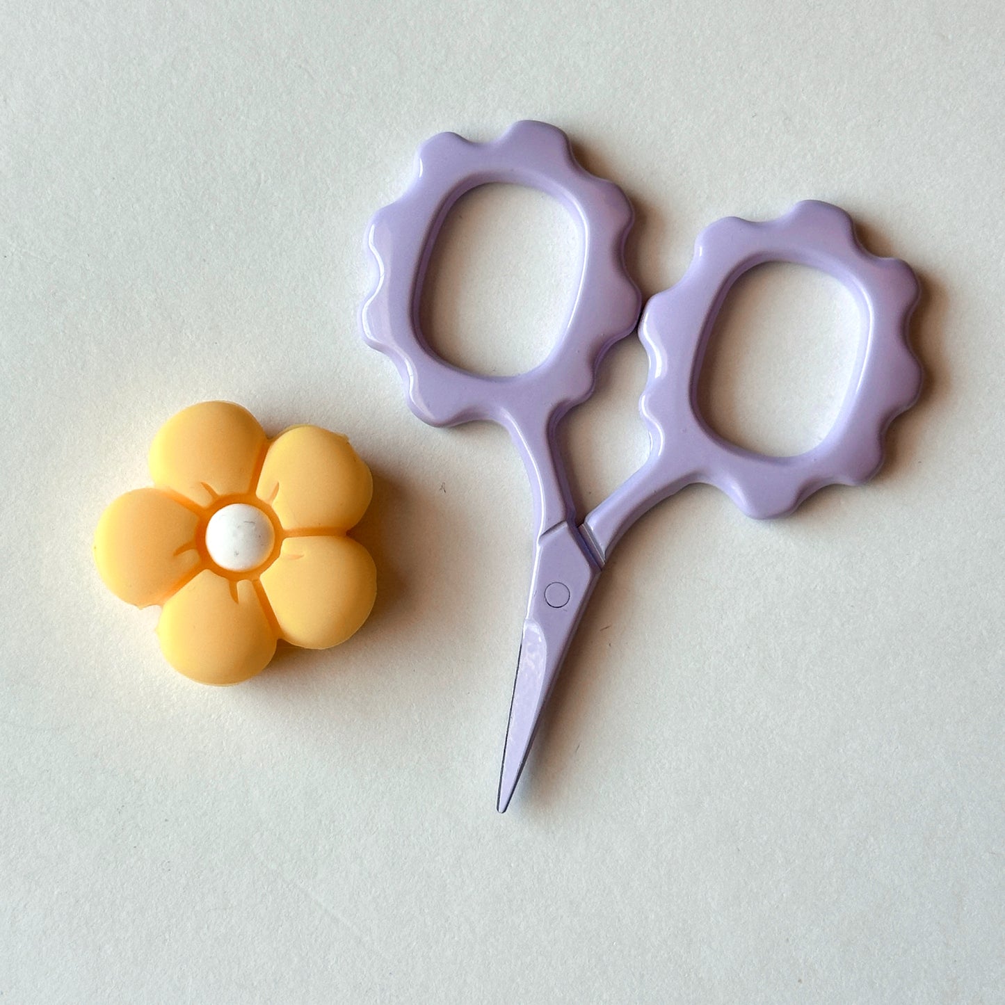 Petite Daisy Embroidery Scissors with Tip Cover