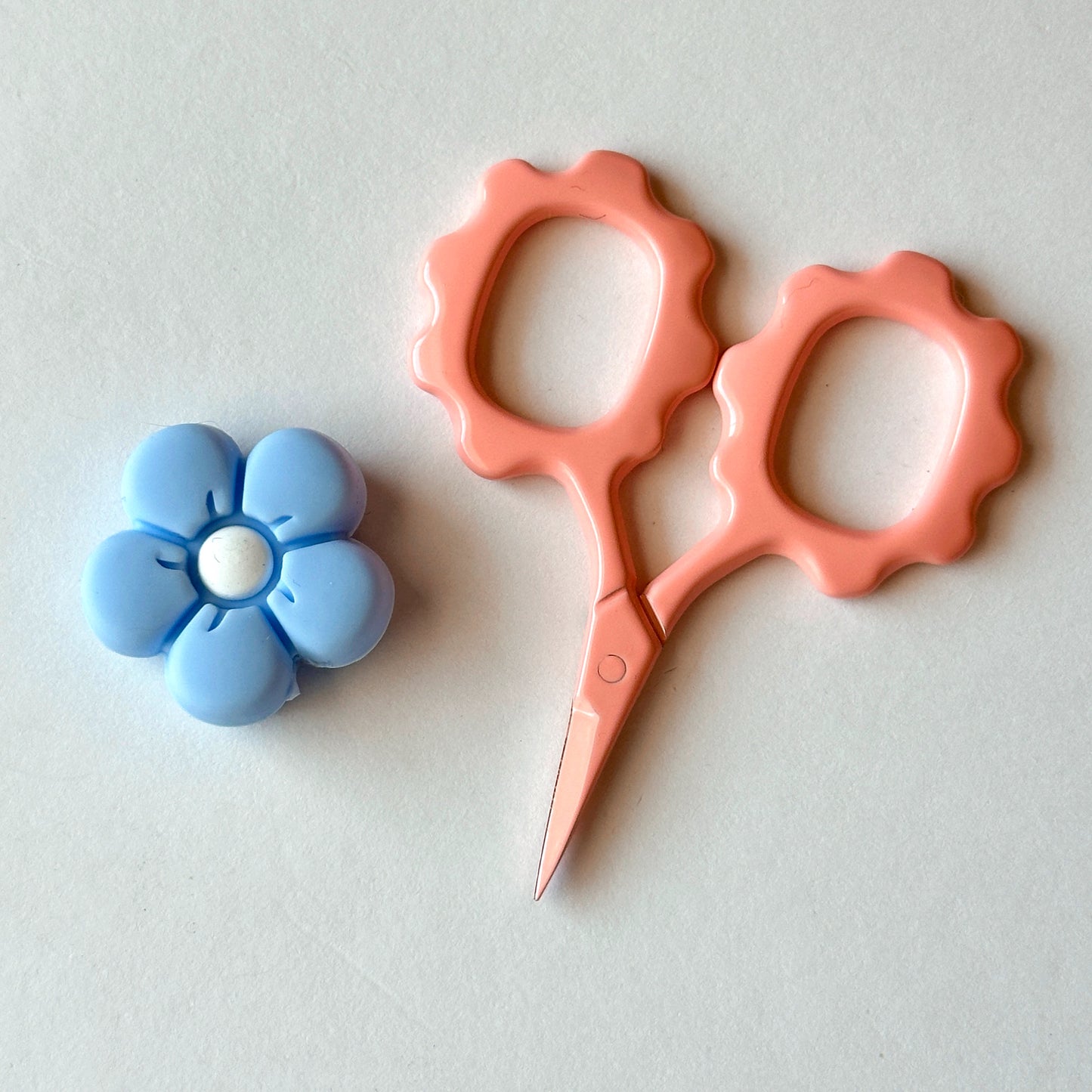 Petite Daisy Embroidery Scissors with Tip Cover