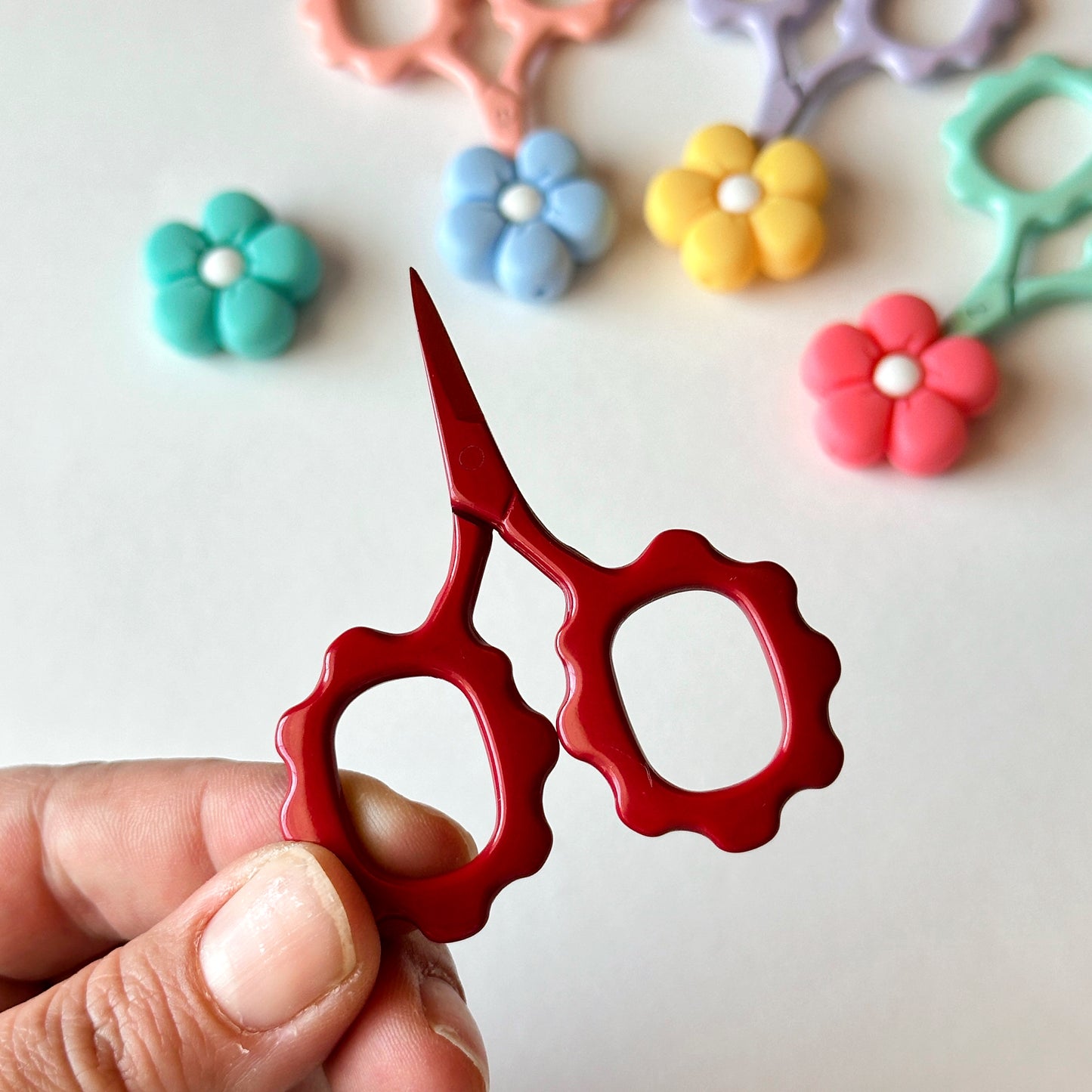 Petite Daisy Embroidery Scissors with Tip Cover