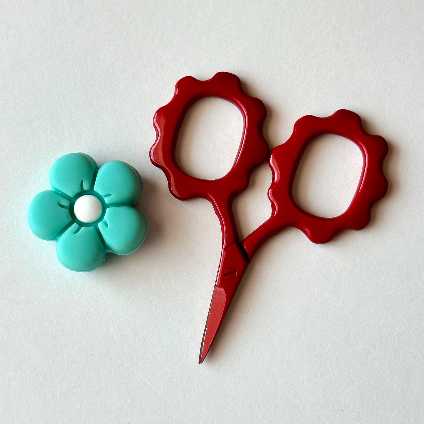 Petite Daisy Embroidery Scissors with Tip Cover