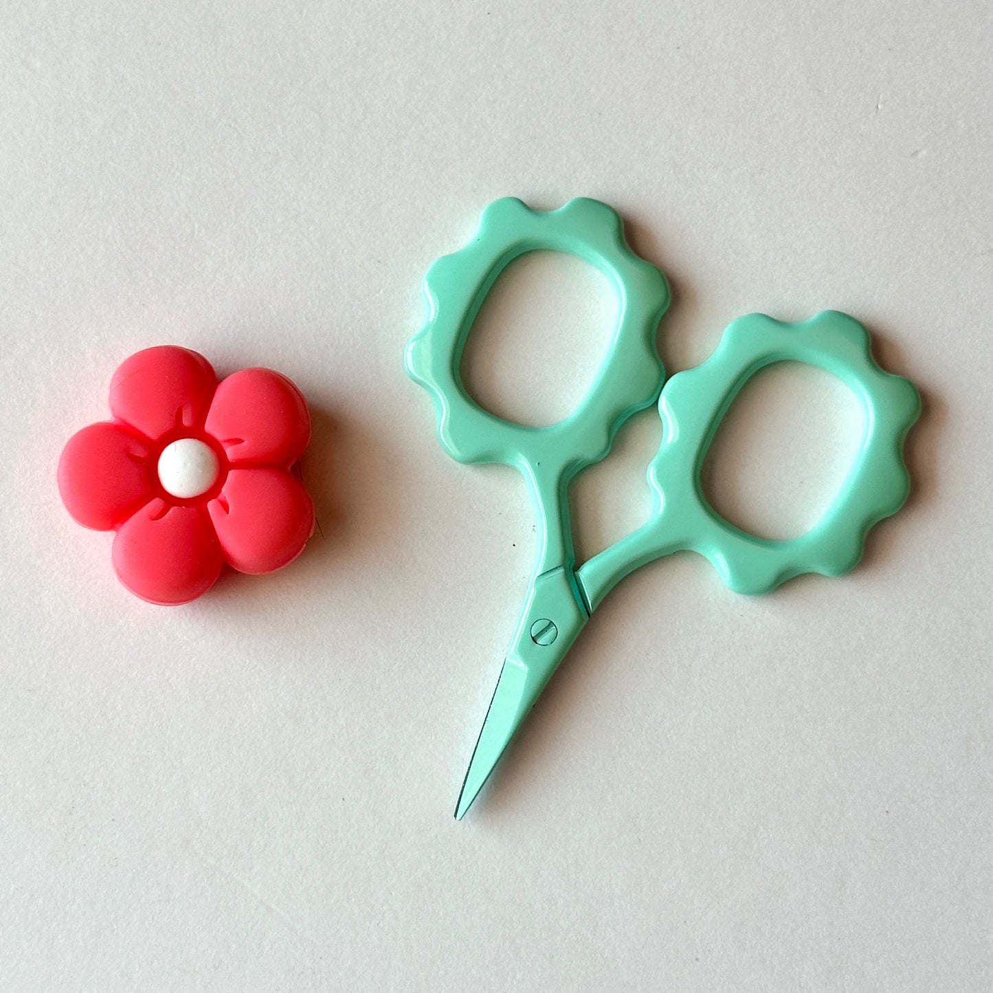 Petite Daisy Embroidery Scissors with Tip Cover